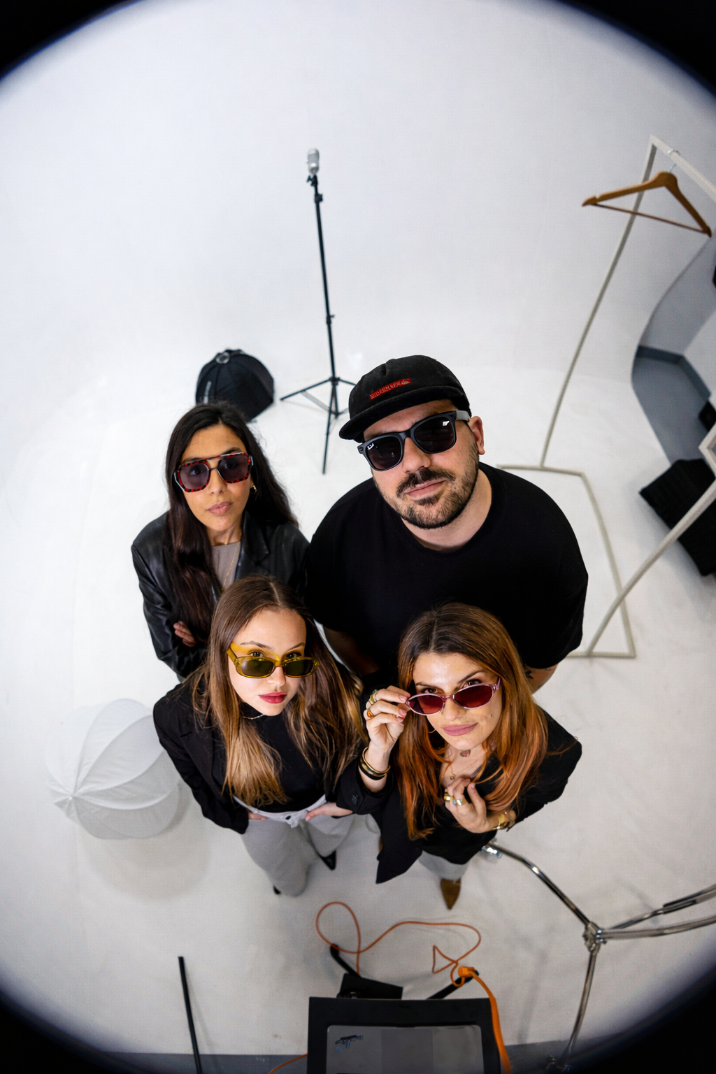 El equipo de La Puta Agencia en su estudio de fotografía en Málaga
