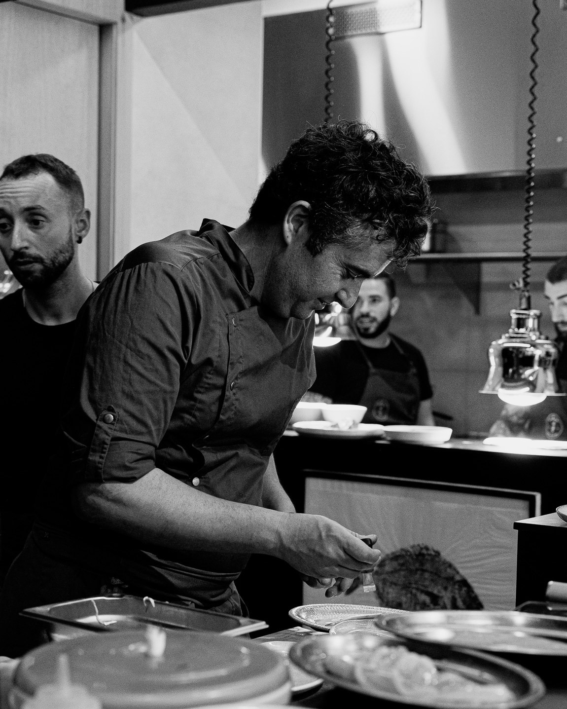 Servicio en la cocina de Salitre, en blanco y negro